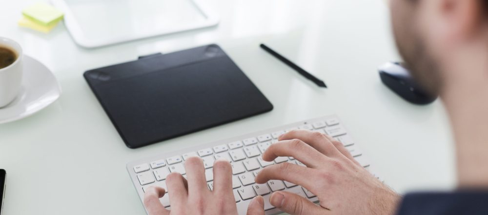 cultivo-hombre-escribiendo-en-el-teclado-de-la-computadora
