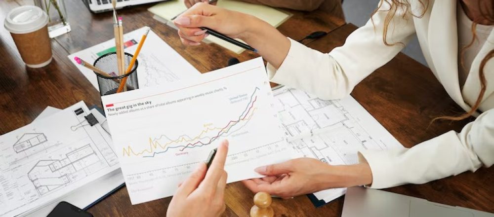 gente-trabajando-espacio-oficina-elegante-acogedor_23-2149548730