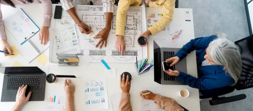 personas-que-trabajan-equipo_23-2149136896